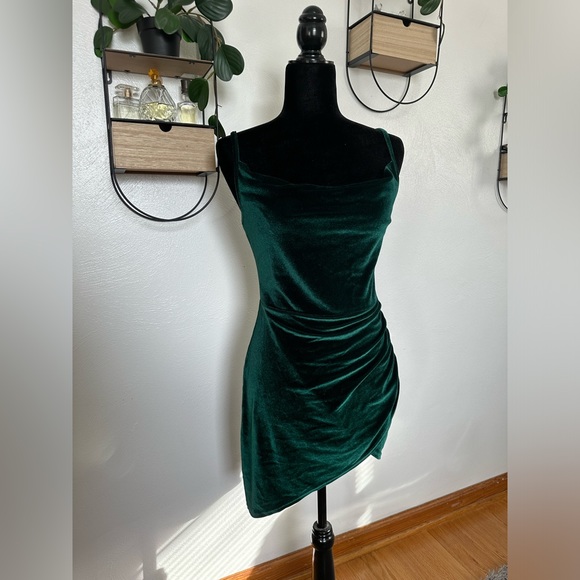 Emerald Green velvet dress - Picture 4 of 6